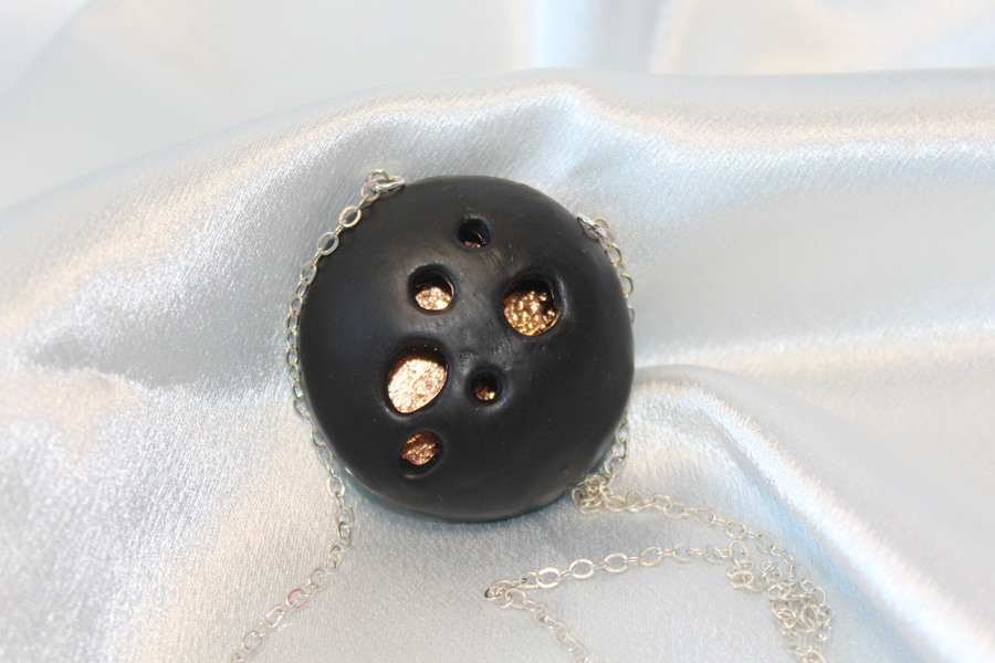 Collier Chaine Argenté, Pendentif Dôme Noir Ajouré et Fond Doré (3)