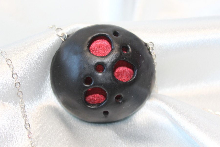 Collier Chaine Argenté, Pendentif Dôme Noir Ajouré et Fond Rouge (2)