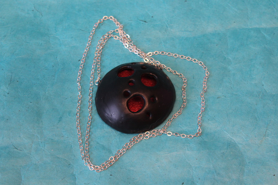 Collier Chaine Argenté, Pendentif Dôme Noir Ajouré et Fond Rouge (4)