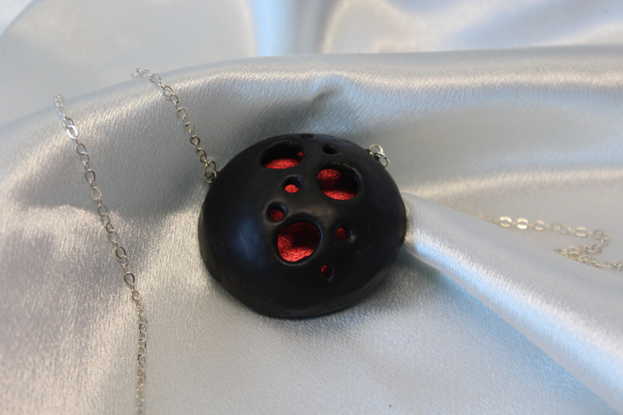 Collier Chaine Argenté, Pendentif Dôme Noir Ajouré et Fond Rouge