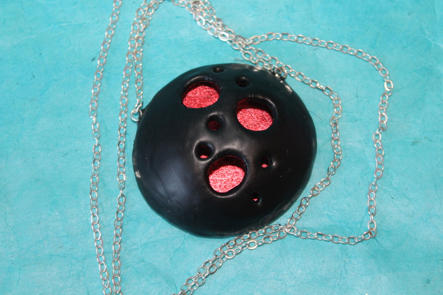 Collier Chaine Argenté, Pendentif Dôme Noir Ajouré et Fond Rouge (5)