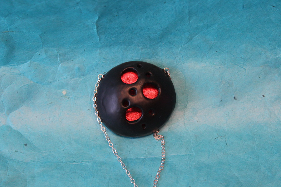 Collier Chaine Argenté, Pendentif Dôme Noir Ajouré et Fond Rouge (6)