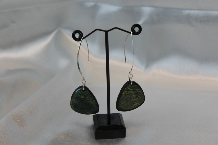 Boucle dOreille Triangle Arrondi-Pâte Polymère-Marbré Verts et Noir Métallisés