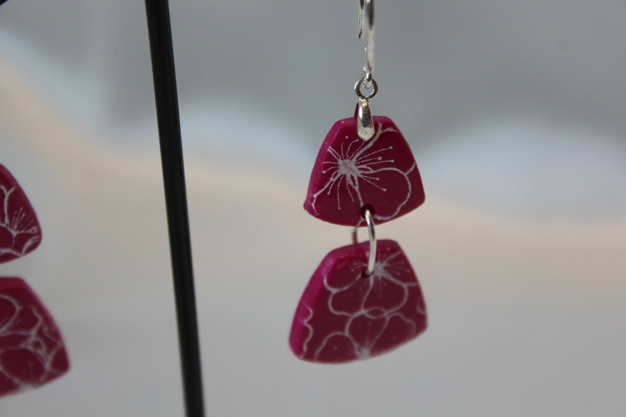 Boucle dOreille Trapèze-Pâte Polymère Magenta et Fleurs Peintes (5)