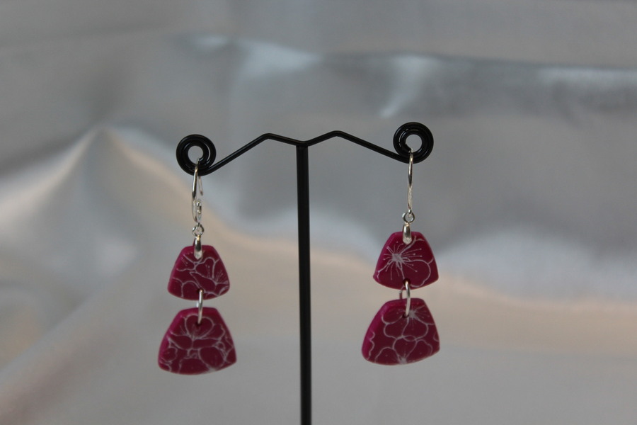 Boucle dOreille Trapèze-Pâte Polymère Magenta et Fleurs Peintes (4)