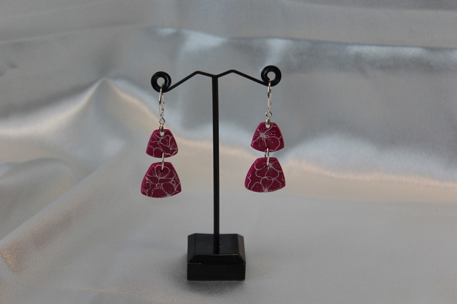 Boucle dOreille Trapèze-Pâte Polymère Magenta et Fleurs Peintes (3)