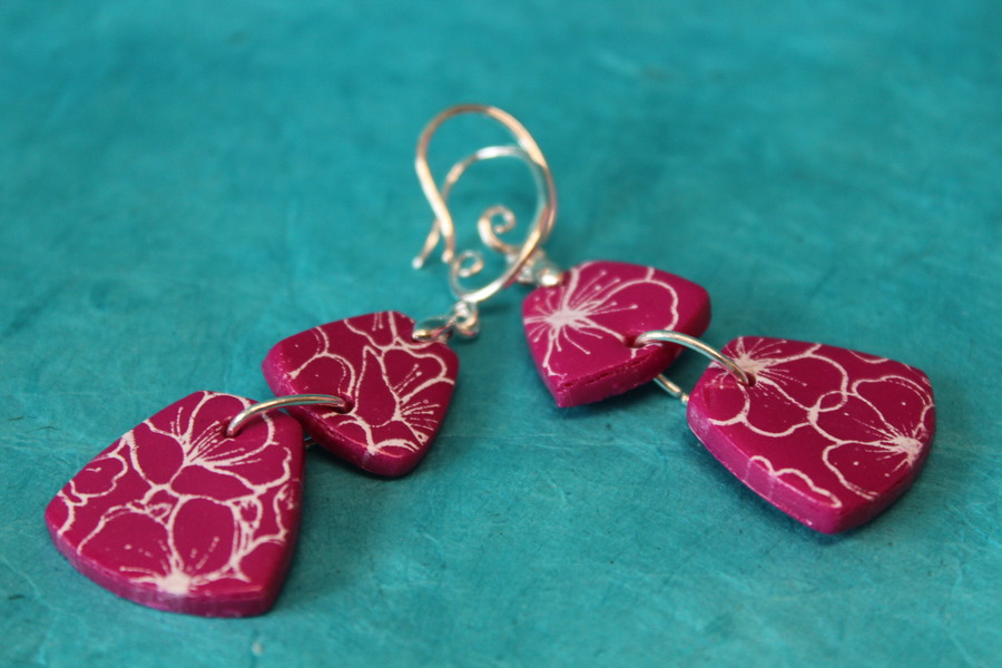 Boucle dOreille Trapèze-Pâte Polymère Magenta et Fleurs Peintes (2)