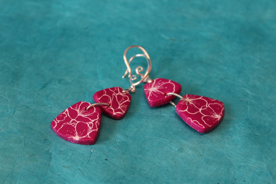 Boucle dOreille Trapèze-Pâte Polymère Magenta et Fleurs Peintes