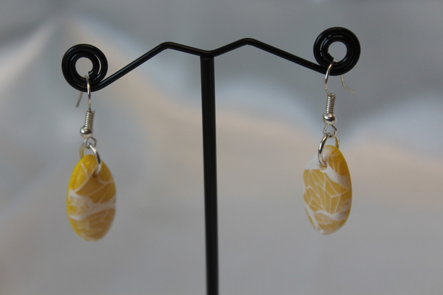 Boucle dOreille Ovale Pâte Polymère Jaune et Blanche (2)