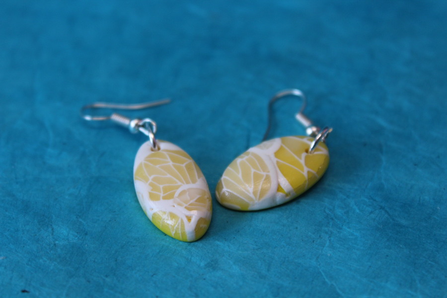 Boucle dOreille Ovale Pâte Polymère Jaune et Blanche (5)