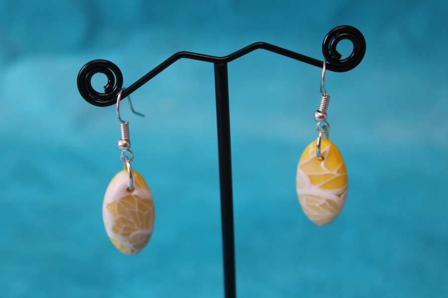 Boucle dOreille Ovale Pâte Polymère Jaune et Blanche (4)