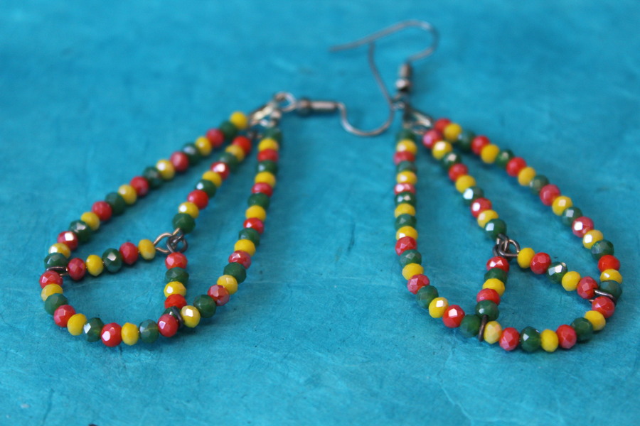 Boucle dOreille Gouttes dEau et Perles à Facette Vertes-Jaunes-Rouge (2)