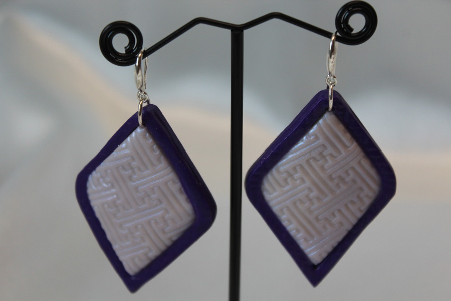 Boucle dOreille Losange Pâte Polymèere Violette et Blanc Nacré (2)