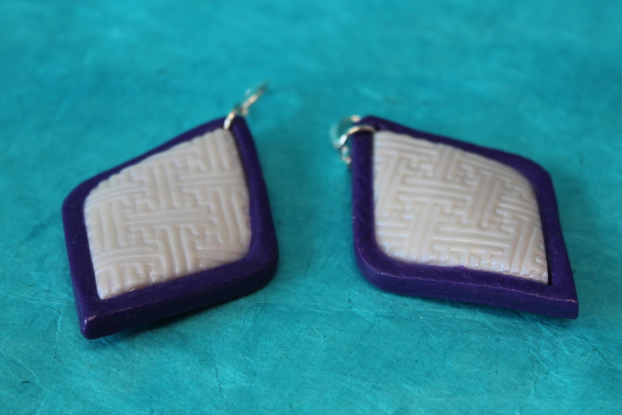 Boucle dOreille Losange Pâte Polymèere Violette et Blanc Nacré (4)