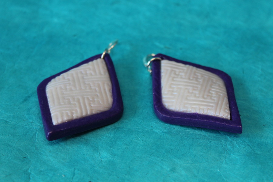 Boucle dOreille Losange Pâte Polymèere Violette et Blanc Nacré (3)