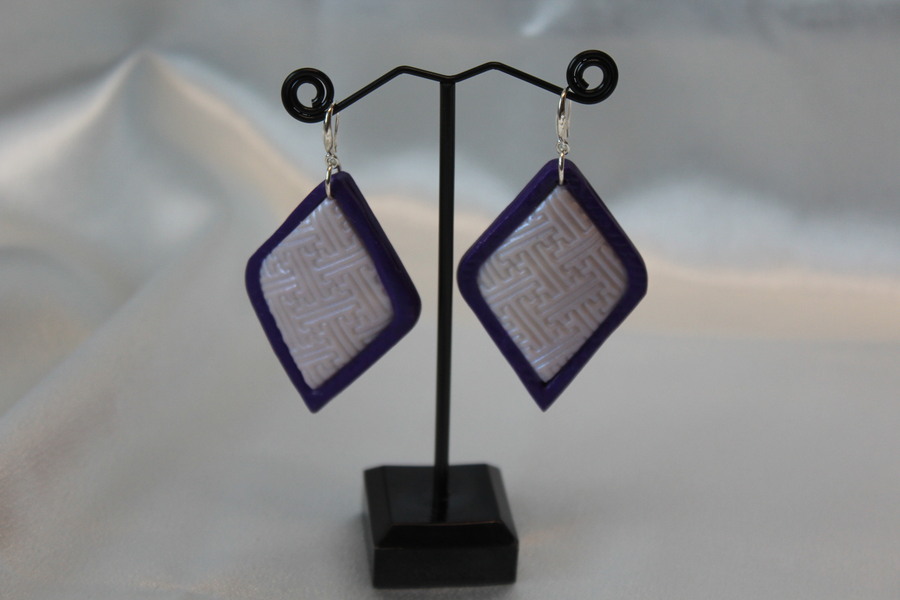 Boucle dOreille Losange Pâte Polymèere Violette et Blanc Nacré