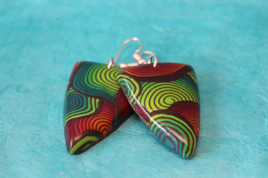 Boucle dOreille Forme Blason Polymère Spirales Multicolores (6)