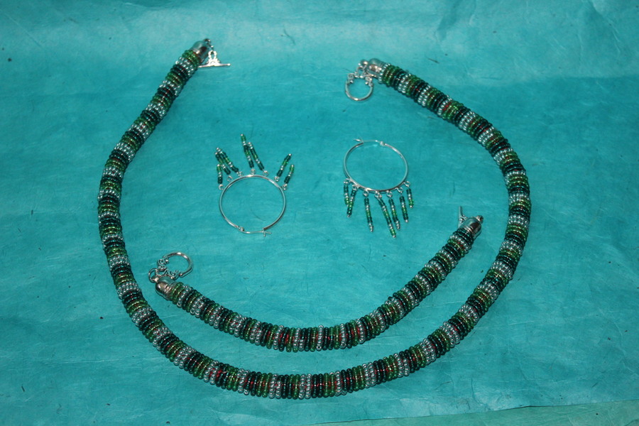 Parure Perles Rocailles-Couleurs Divers Tons de Verts