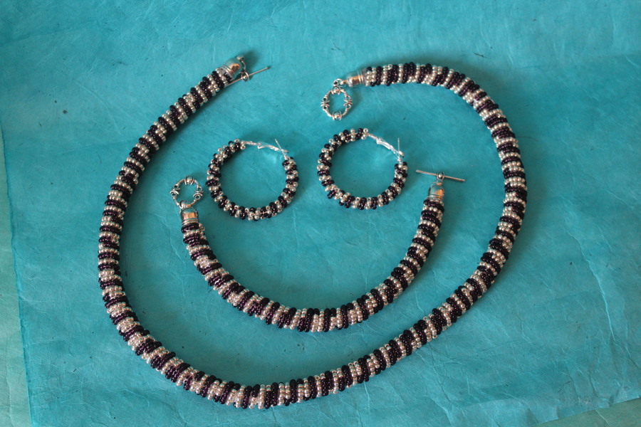 Parure Perles Rocailles-Couleurs Aubergine et Argent (2)