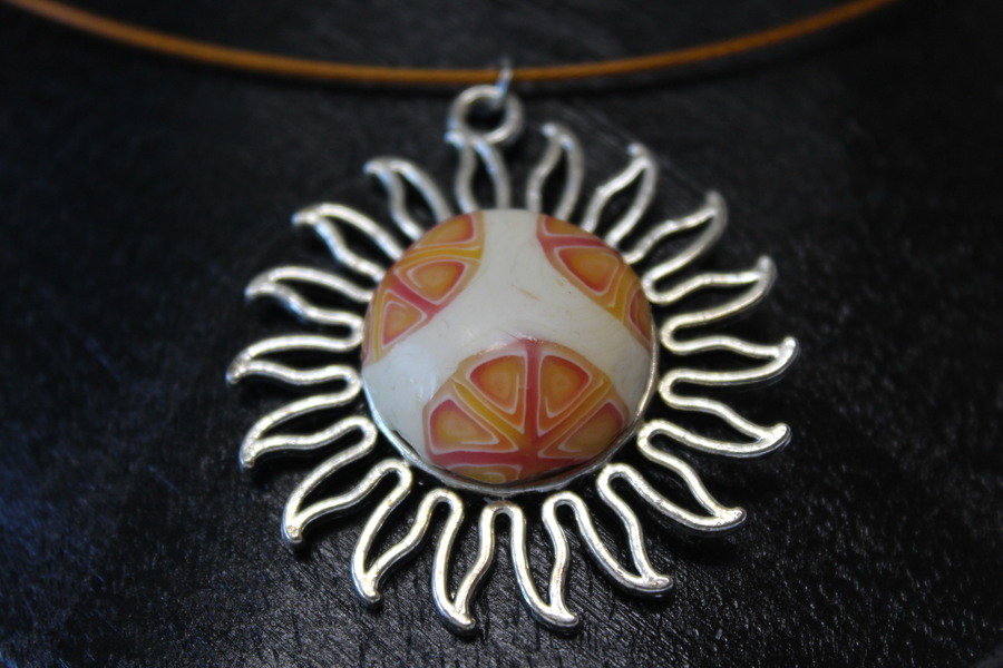 Collier-Acier-Argente-Soleil-Polymere-Orange-Blanc-1
