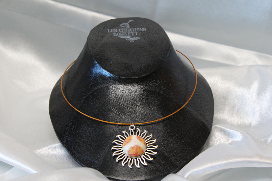 Collier-Acier-Argente-Soleil-Polymere-Orange-Blanc