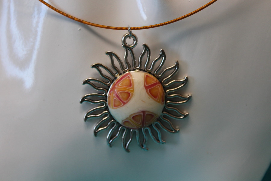 Collier-Acier-Argente-Soleil-Polymere-Orange-Blanc-4