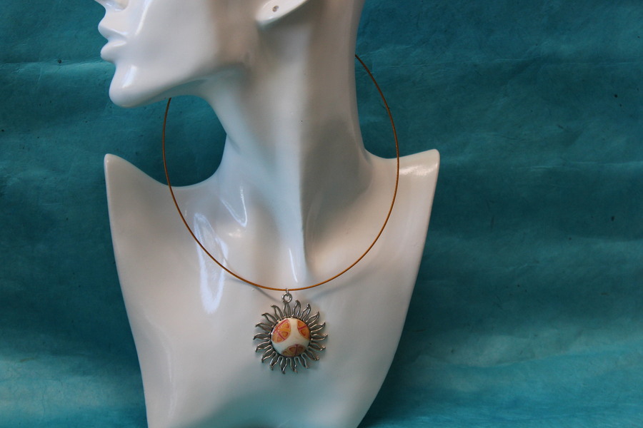 Collier-Acier-Argente-Soleil-Polymere-Orange-Blanc-3