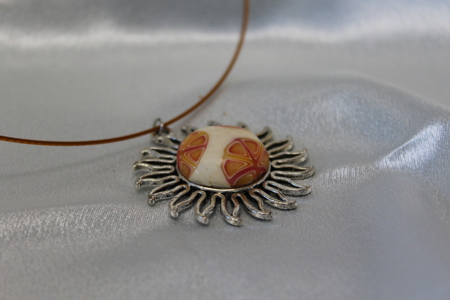 Collier-Acier-Argente-Soleil-Polymere-Orange-Blanc-2