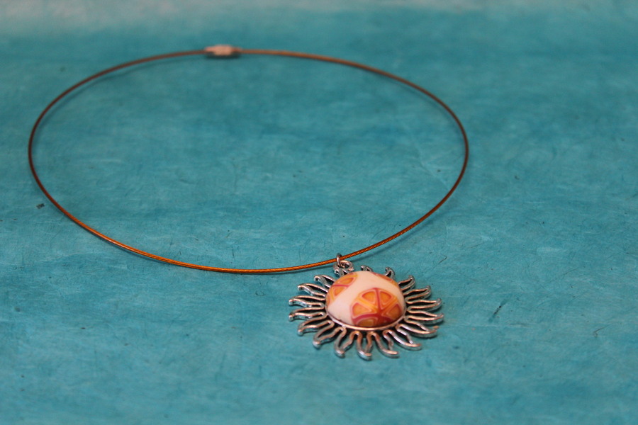 Collier-Acier-Argente-Soleil-Polymere-Orange-Blanc-5