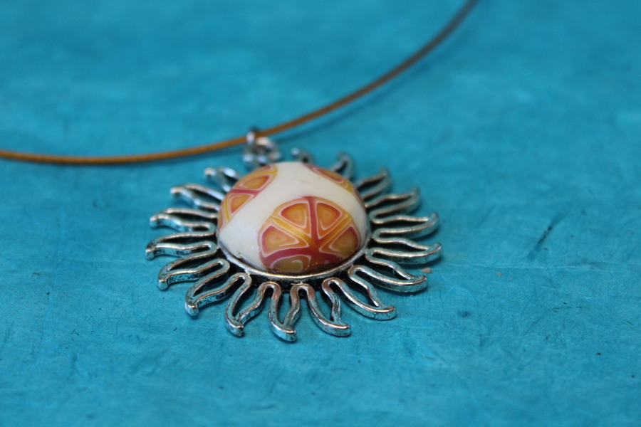 Collier-Acier-Argente-Soleil-Polymere-Orange-Blanc-6
