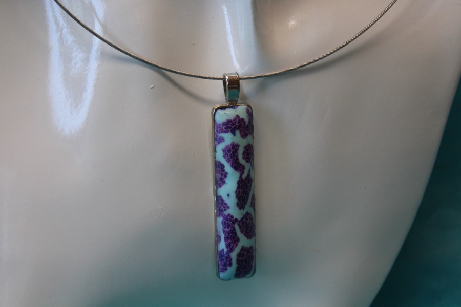 Collier-Acier-Argente-Support-Rectangulaire-Polymere-Bleu-Violet-2