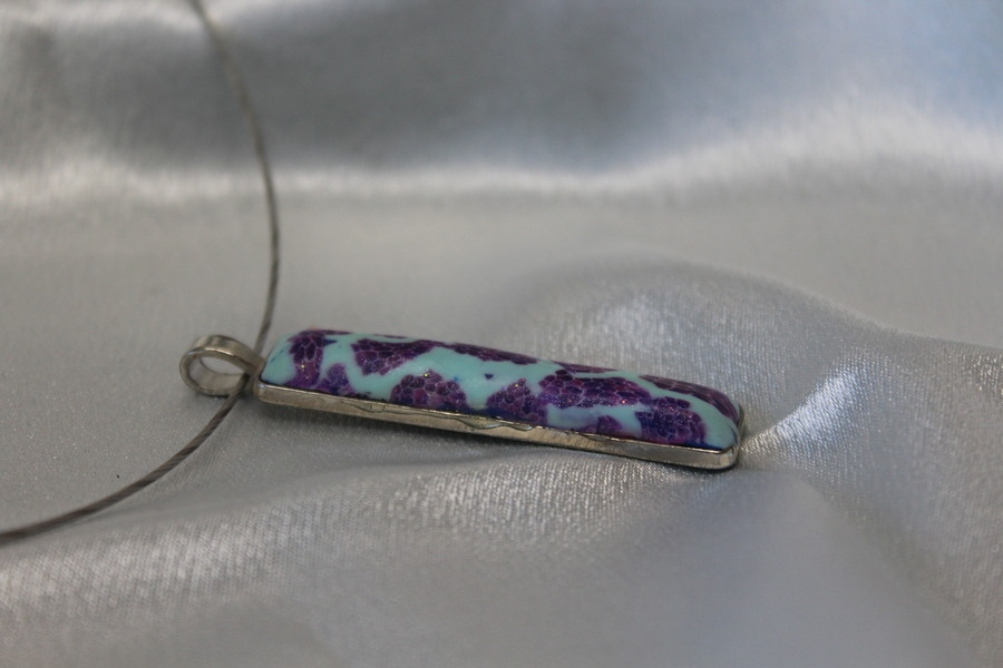 Collier-Acier-Argente-Support-Rectangulaire-Polymere-Bleu-Violet