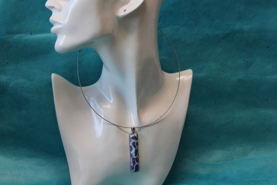 Collier-Acier-Argente-Support-Rectangulaire-Polymere-Bleu-Violet-1