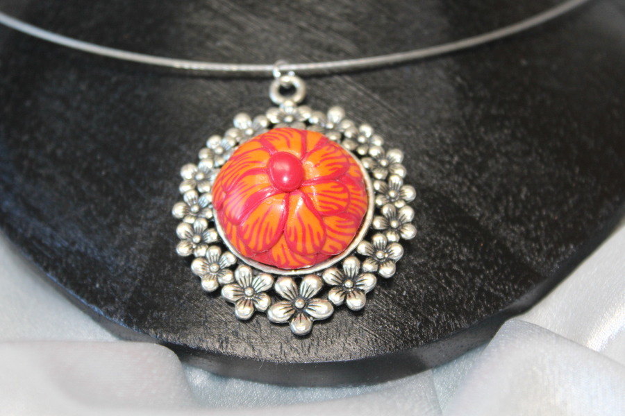 Collier-Acier-Argente-Support-Fleuri-Polymere-Fleur-Orange-Rouge