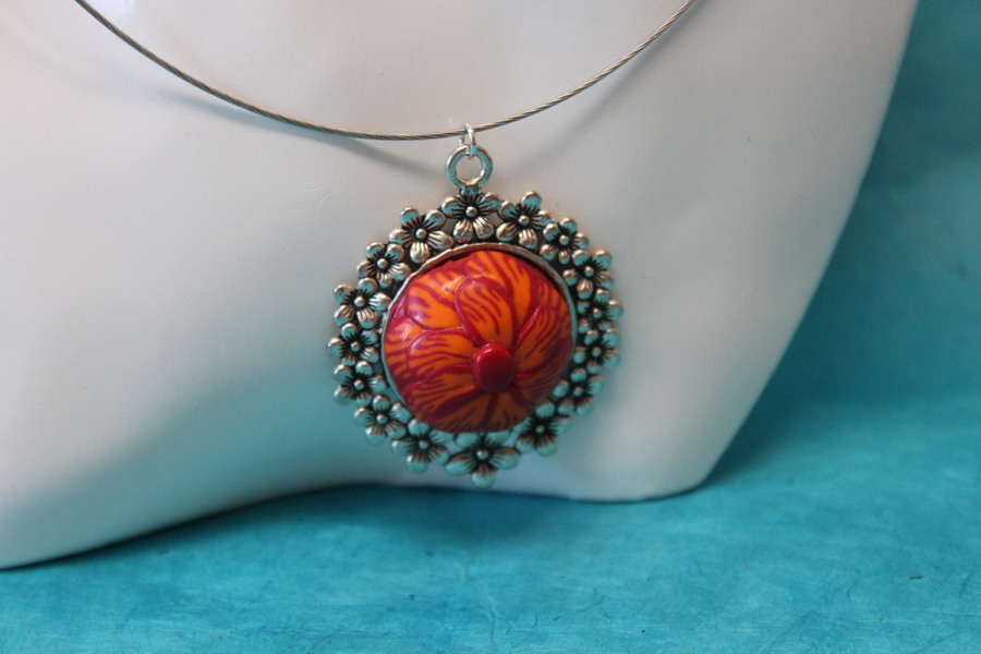 Collier-Acier-Argente-Support-Fleuri-Polymere-Fleur-Orange-Rouge-3