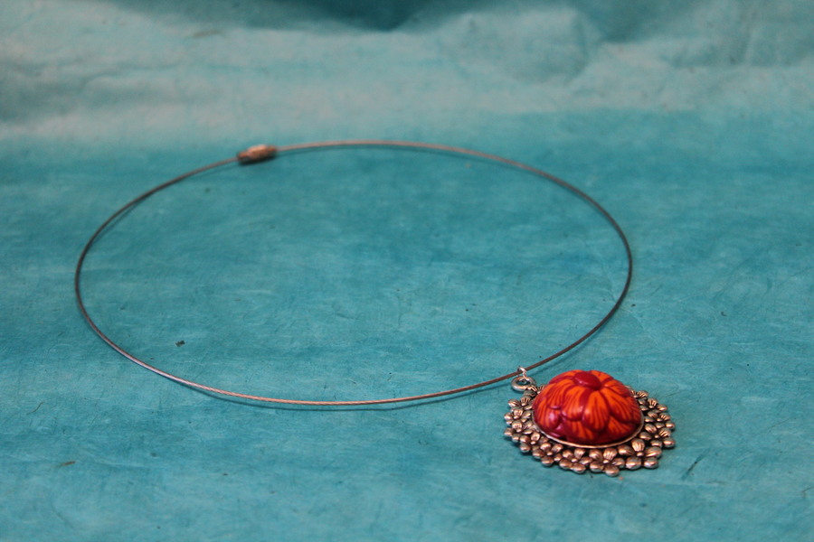 Collier-Acier-Argente-Support-Fleuri-Polymere-Fleur-Orange-Rouge-4