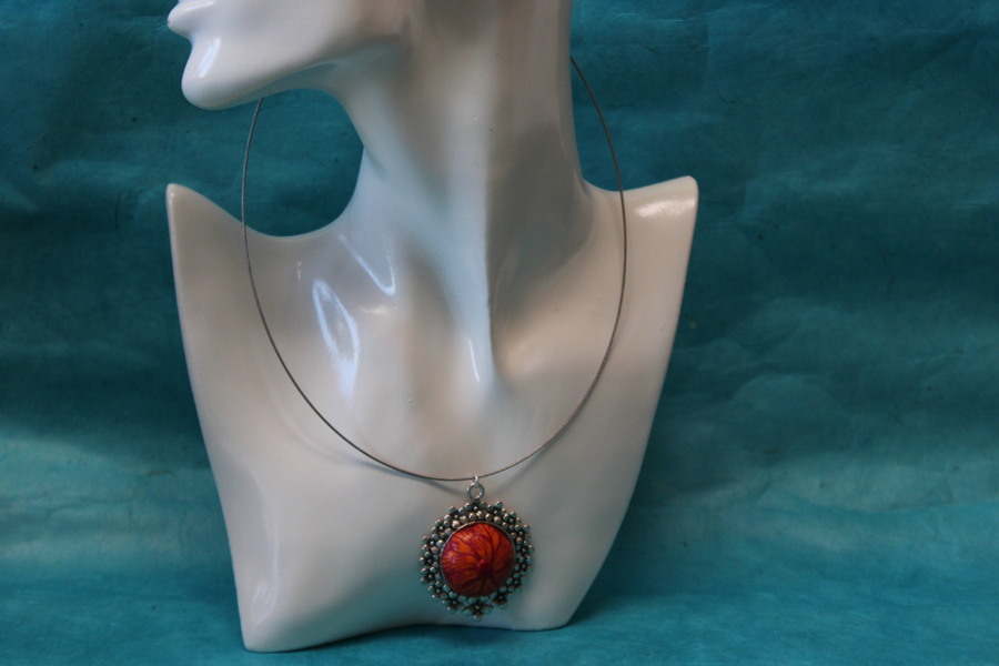Collier-Acier-Argente-Support-Fleuri-Polymere-Fleur-Orange-Rouge-2