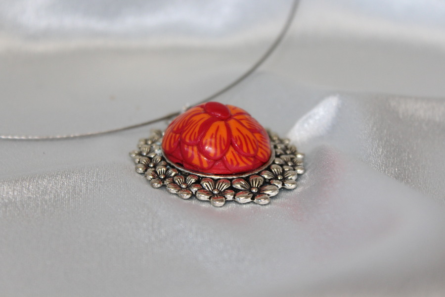 Collier-Acier-Argente-Support-Fleuri-Polymere-Fleur-Orange-Rouge-1
