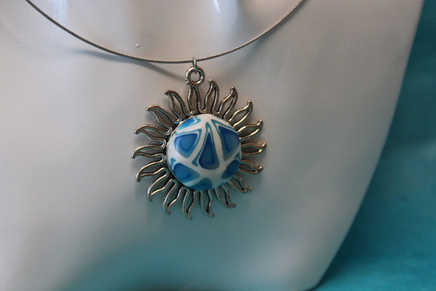 Collier-Acier-Argente-Support-Soleil-Polymere-Blanc-Degrade-Bleu-2