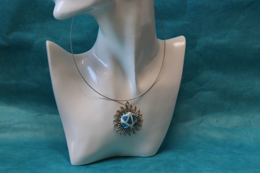 Collier-Acier-Argente-Support-Soleil-Polymere-Blanc-Degrade-Bleu-1