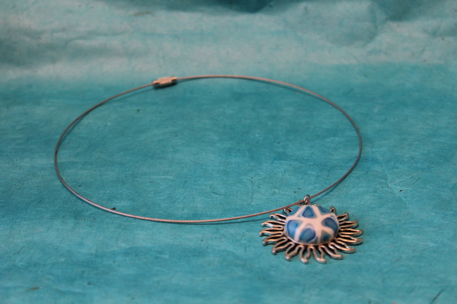 Collier-Acier-Argente-Support-Soleil-Polymere-Blanc-Degrade-Bleu-3