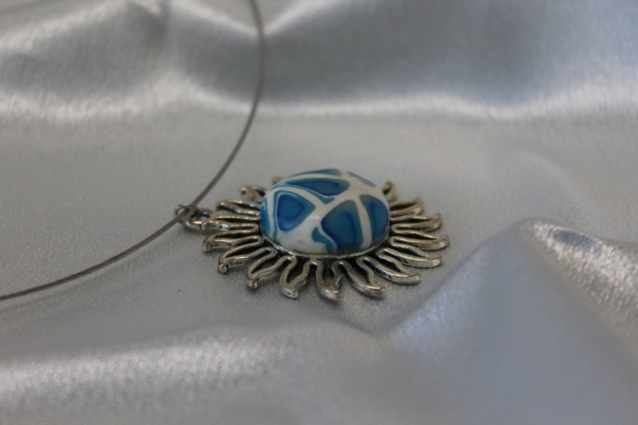 Collier-Acier-Argente-Support-Soleil-Polymere-Blanc-Degrade-Bleu
