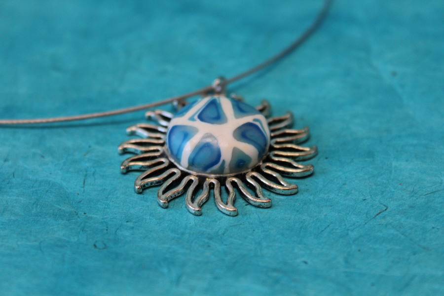 Collier-Acier-Argente-Support-Soleil-Polymere-Blanc-Degrade-Bleu-4