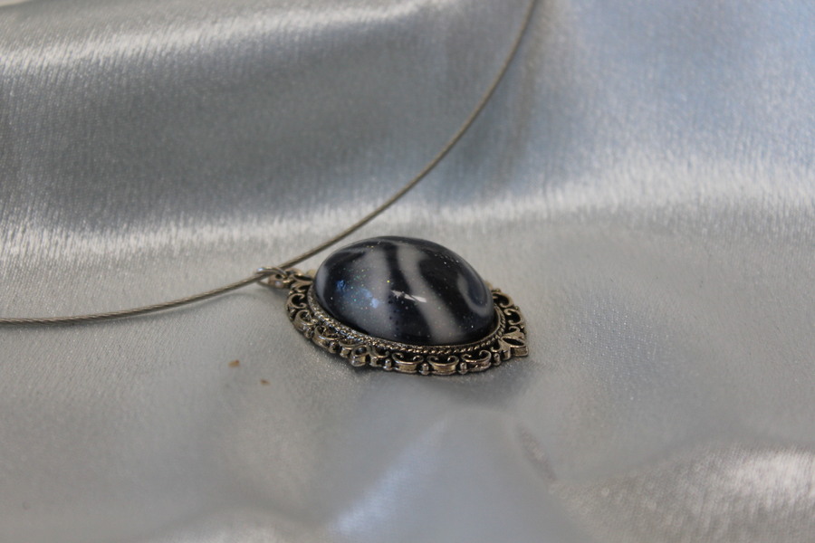 Collier-Acier-Argente-Polymere-Blanc-Noir