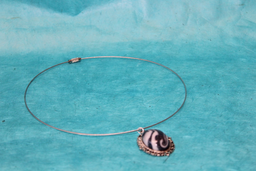 Collier-Acier-Argente-Polymere-Blanc-Noir-3