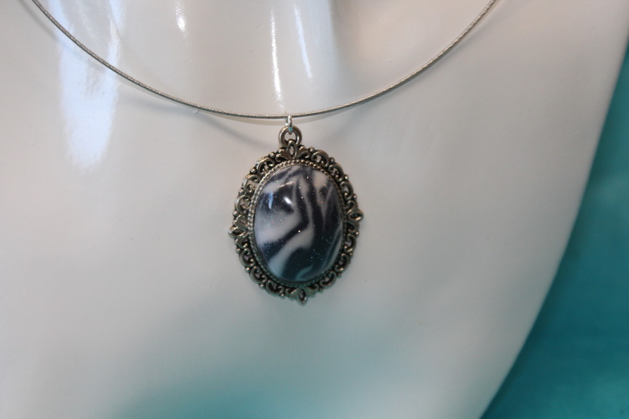 Collier-Acier-Argente-Polymere-Blanc-Noir-2