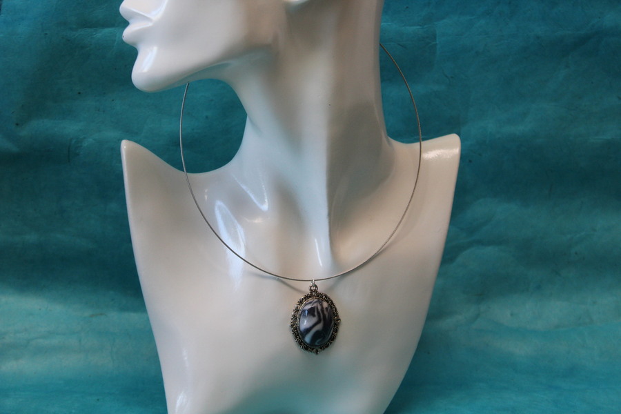 Collier-Acier-Argente-Polymere-Blanc-Noir-1