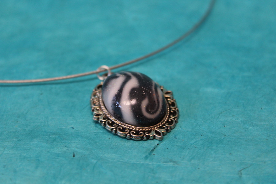 Collier-Acier-Argente-Polymere-Blanc-Noir-4