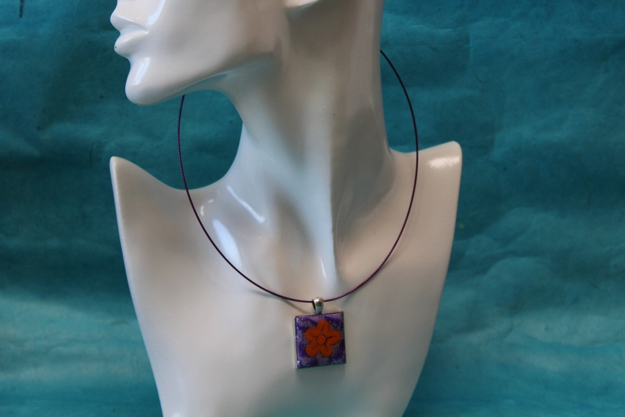 Collier-Acier-Argente-Cabochon-Carre-Polymere-Marbre-Violet-Fleur-Orange-2