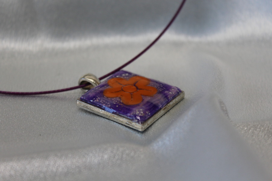 Collier-Acier-Argente-Cabochon-Carre-Polymere-Marbre-Violet-Fleur-Orange-1